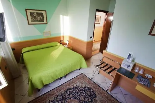 Hotel La Quercia Mozzo 3*,  Italy